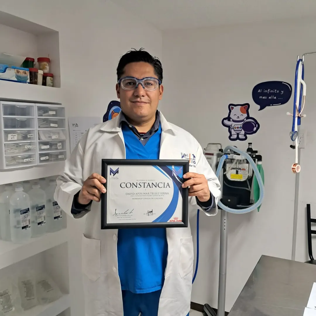 Médico de Dogtor con su constancia